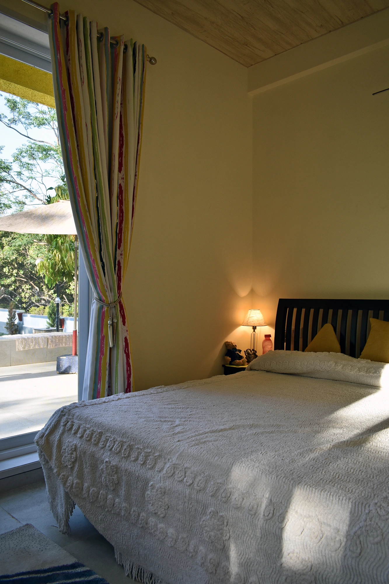 A restful room with a view into the garden