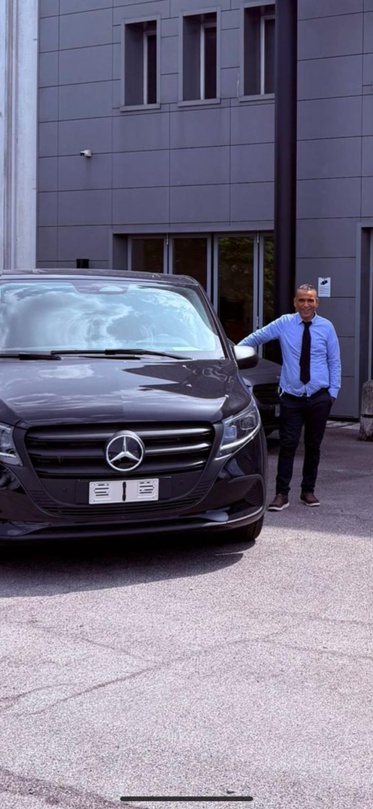 Khalid El Aissaoui, titolare e chauffeur di Zaichauffer, al volante del veicolo