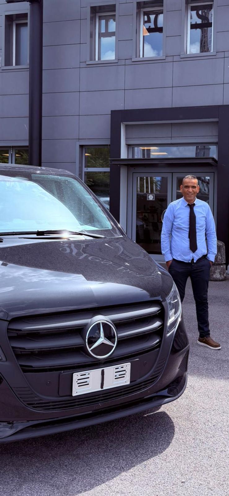 Khalid El Aissaoui, titolare e chauffeur di Zaichauffer, in piedi accanto al veicolo executive