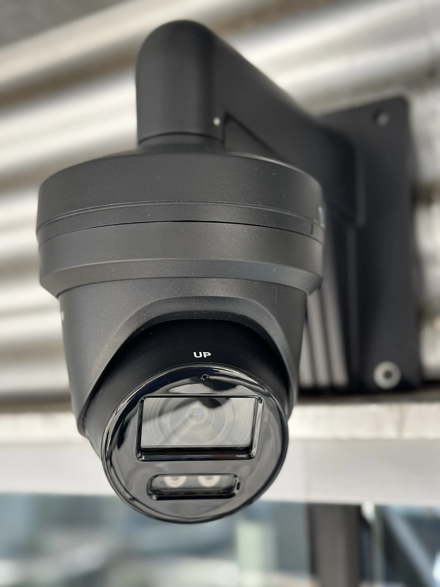 Zwarte Hikvision turret beveiligingscamera geïnstalleerd door Beveilig Alles