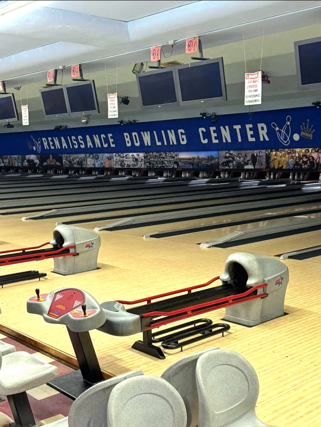 Renaissance Bowling Center — lanes and Motown mural
