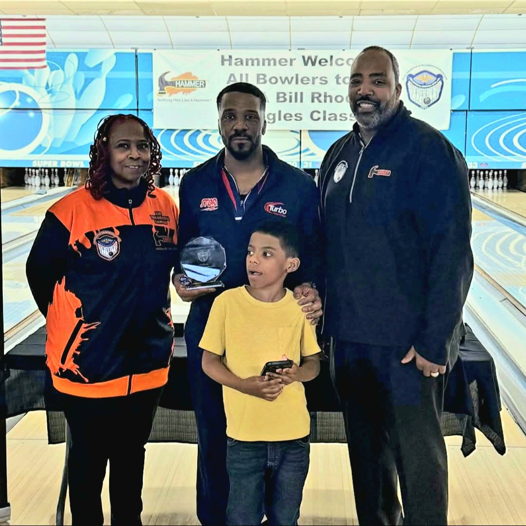 Mason with fellow bowlers accepting a Bill Rhodes Singles Classic award