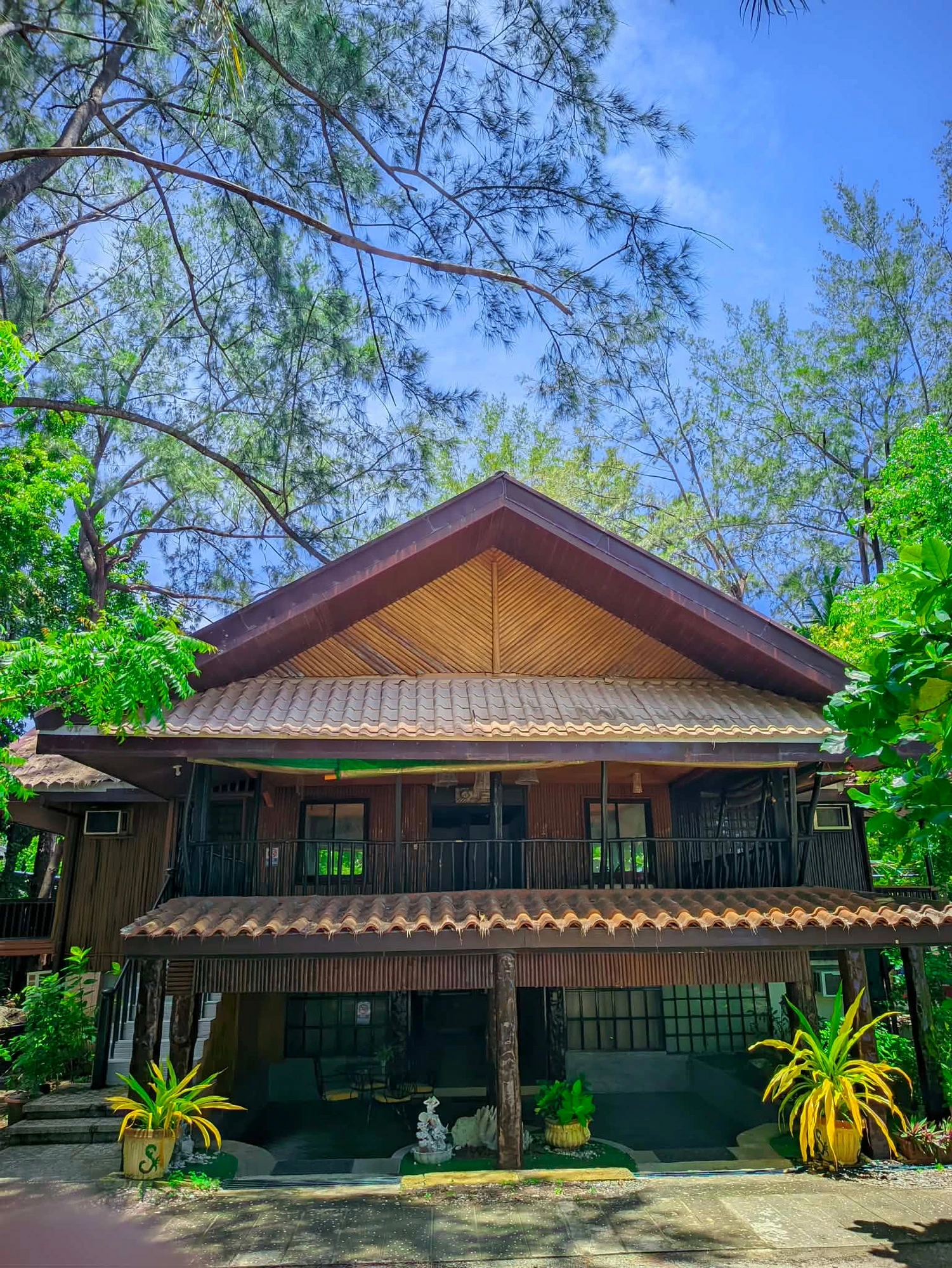 Potipot Gateway — Loghouse Villa exterior