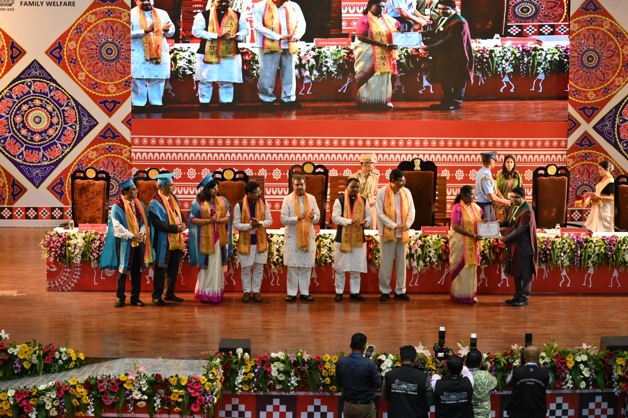 Dr. Santosh K receiving the MCh Urology Gold Medal from the Hon'ble President of India, Smt. Droupadi Murmu